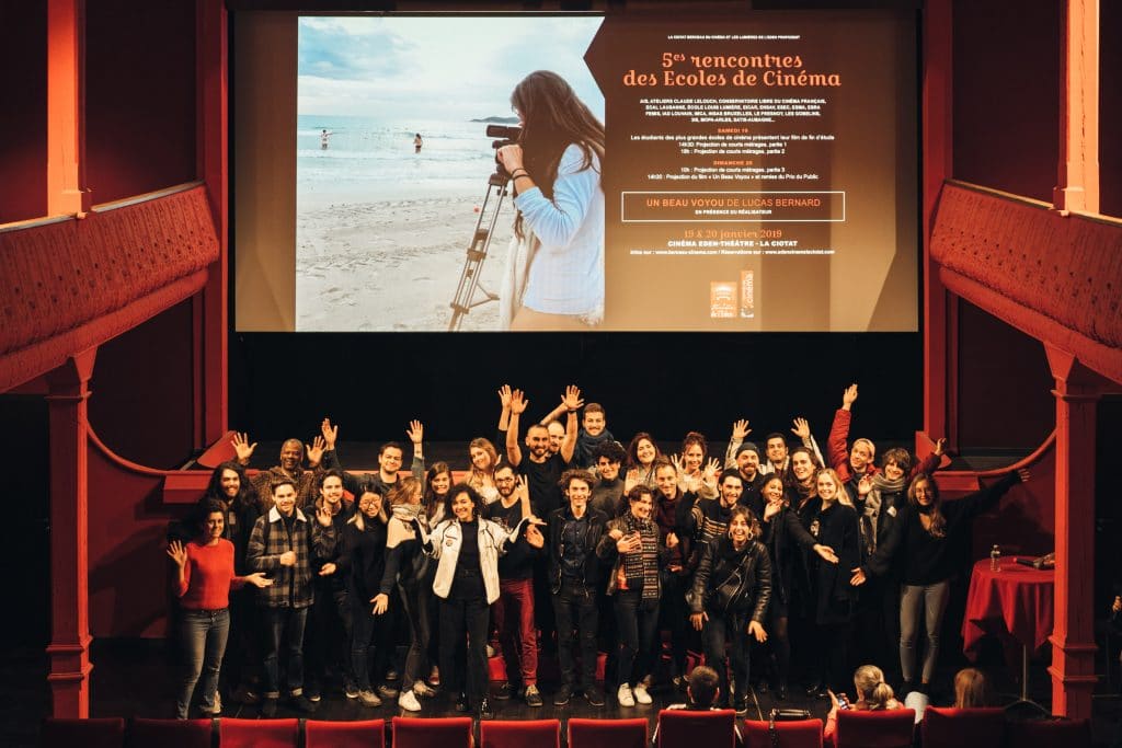 groupe d'étudiants au cinéma